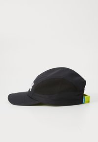 Svart caps med buet skygge, mesh-sider og justerbar stropp i neon grønn. Har hvit logo detalj på fronten.