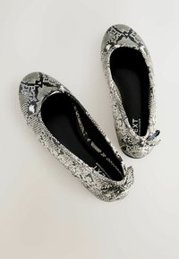 Čiernobiele baleríny s hadím vzorom, zaoblenou špičkou, textúrovaným syntetickým zvrškom a malou mašľou na päte.