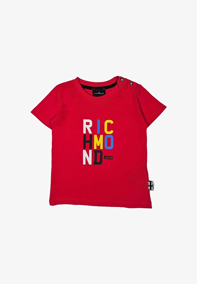 T-shirt in cotone rosso con maniche corte, caratterizzato da testo multicolore "RICHMOND JOHN" in diversi stili. Include due dettagli a bottone sulla spalla.
