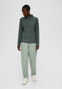 s.Oliver MIT STEHKRAGEN - Strickpullover - dunkles salbeigrün