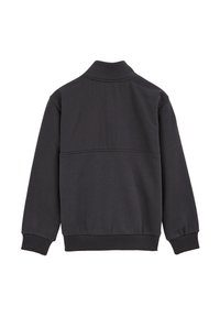 Hanorac gri închis cu guler înalt, mâneci și tiv cu benzi, si o textură netedă. Are o cusătură orizontală pe spate.