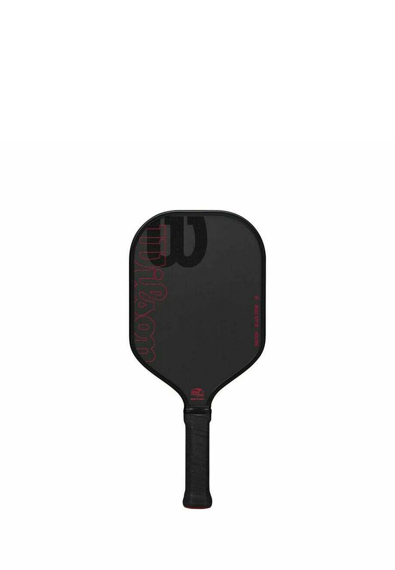 Zwarte pickleball paddle met een gestructureerde grip en rode tekst branding op de voorkant, ontworpen voor sportgebruik.