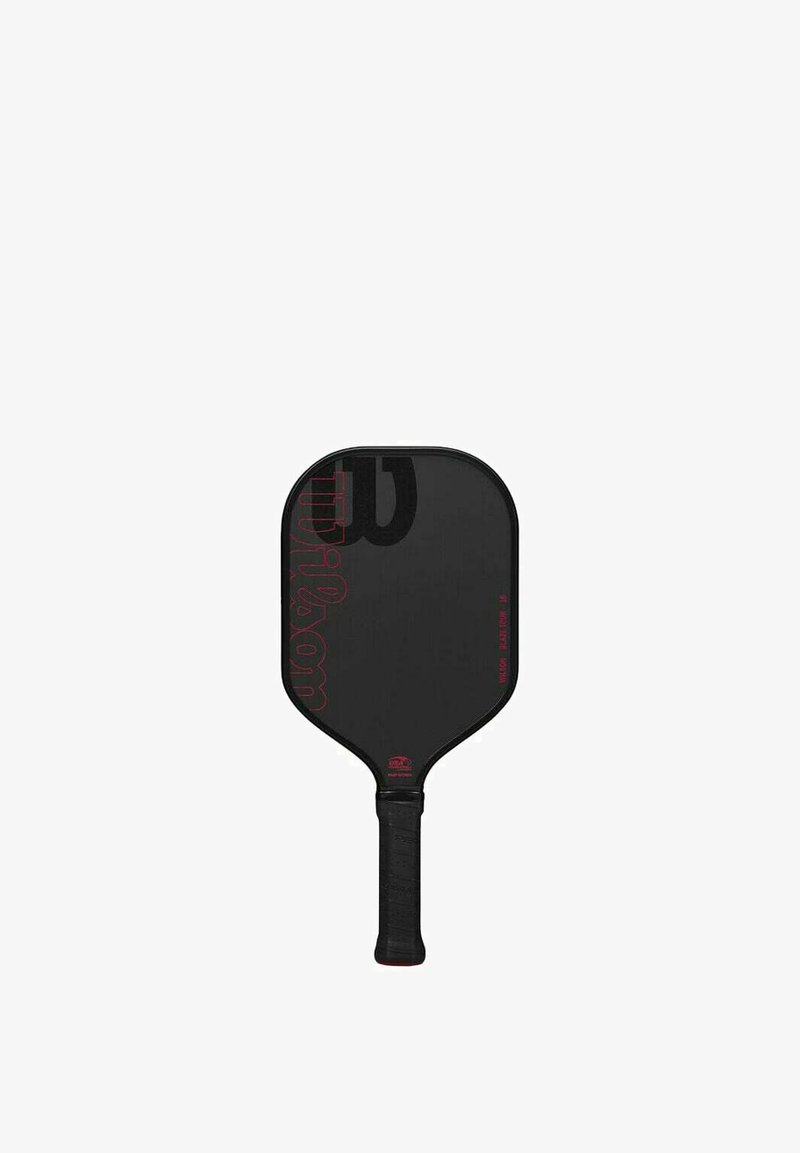 Zwarte pickleball paddle met een gestructureerde grip en rode tekst branding op de voorkant, ontworpen voor sportgebruik.