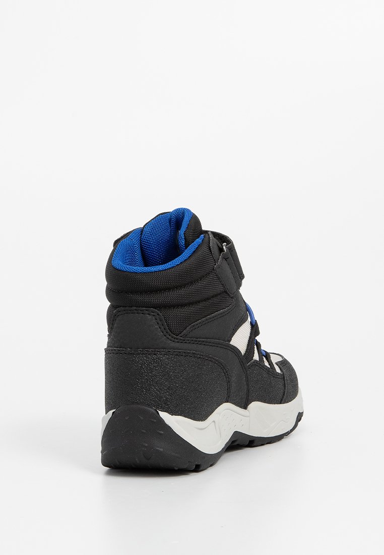 Schwarz-blaue High-Top-Sneaker mit einer strukturierten Oberfläche, gepolstertem Schaft, Klettverschluss und einer weißen Gummisohle mit einem Profil.