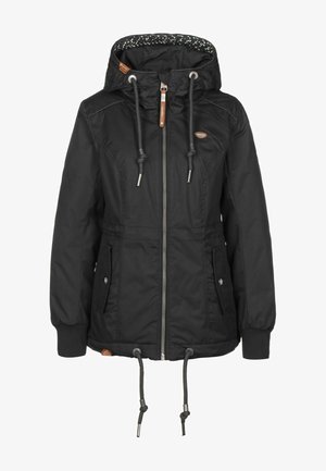 Giacca nera con cappuccio, chiusura frontale con cerniera, cordoncini regolabili su cappuccio e orlo, polsini a coste e due tasche laterali con patta.