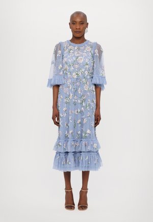 Robe midi florale bleu clair avec des manches transparentes, des volants, et des détails brodés. Dispose d'une taille à nouer et d'un tissu doux texturé.