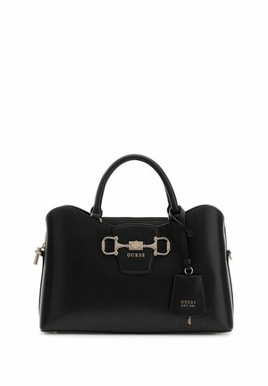 Borsa Guess in pelle nera con doppio manico, dettaglio di chiusura argento e targhetta pendente con il nome del marchio e l'anno di fondazione incisi.