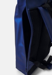 Rains ROLLTOP UNISEX - Hátizsák - storm