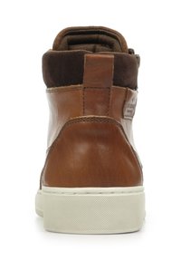 Bruine leren high-top sneaker met een soepele afwerking, witte rubberen zool en een gewatteerde bruine textielen kraag. Voorzien van een klein logo-label aan de zijkant.