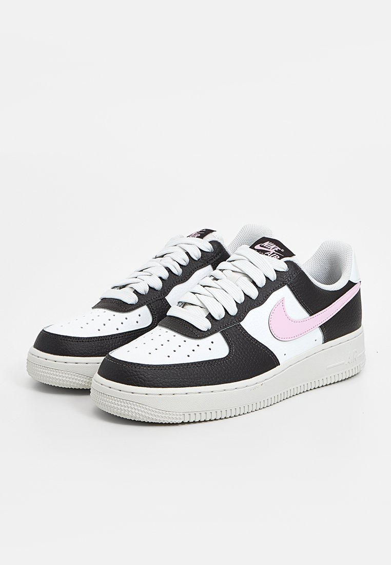 Schwarz-weiße Leder sneakers mit einem rosa Swoosh, strukturiertem Obermaterial, perforierter Zehenpartie und weißer Gummisohle. Mit flachen weißen Schnürsenkeln.