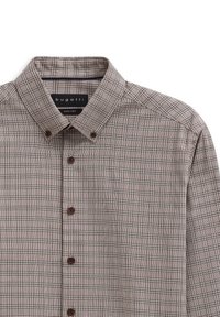 Beige karierte Herrenhemd mit braunen Knöpfen und Button-down-Kragen, mit dem Label "bugatti" für einfache Pflege.