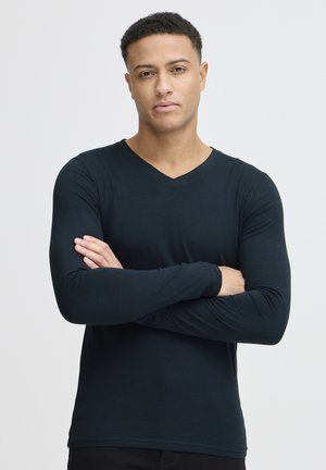 Schwarzes langärmeliges V-Ausschnitt-Shirt aus glattem, leichtem Stoff. Verfügt über enganliegende Ärmel und ein einfaches, klassisches Design.