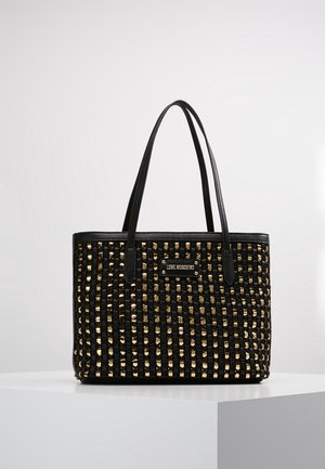 Černá tkaná taška přes rameno se zlatými akcenty a dvojitými uchy, na přední straně obdélníková kovová destička s logem "Love Moschino".