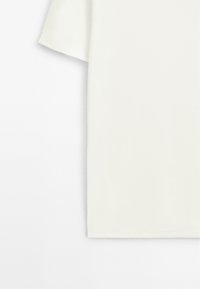 Effen wit T-shirt met korte mouwen en een rechte zoom, weergegeven tegen een witte achtergrond.