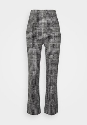 Szare spodnie w kratę o wysokim stanie, dopasowane w udach i lekko rozszerzane na dole.