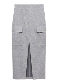 Jupe en laine grise à coupe droite, avec deux poches cargo à l'avant et une fente centrale. Texture douce avec une finition lisse.