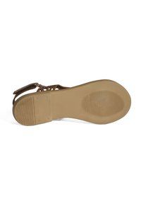 Braune Sandale mit einem strukturierten Lederoberteil, offenem Design, verstellbarem Riemen und einer glatten Gummisohle mit horizontalen Rillen für besseren Halt.