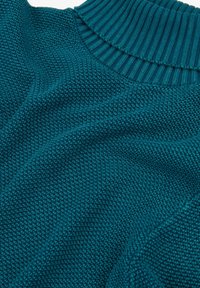 Maglione lavorato a maglia in teal con colletto rotondo a coste e tessuto testurizzato con motivo a diamante, che mostra un aspetto morbido e caldo.