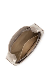 Borsa in pelle di un beige chiaro, dalla forma arrotondata, con chiusura a zip e due tasche interne. Texture esterna liscia con dettagli di cucitura sottili.
