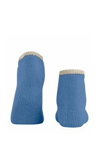 Niebieskie skarpetki dziane z prążkowanym wzorem, z falbaniastym, kremowym wykończeniem. Projekt jest prosty i dopasowany.