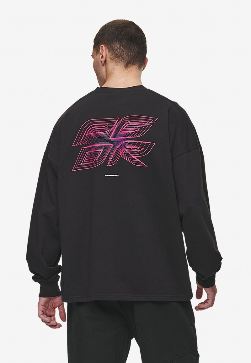 Schwarzer Sweatshirt mit langen Ärmeln und lockererPassform. Die Rückseite verfügt über ein auffälliges, neongrünes und lila grafisches Design mit winkligen Formen.
