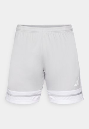 Pantalones cortos deportivos de color gris claro con cintura elástica, que presentan acentos a rayas blancas y grises en el dobladillo y un logo de Adidas.