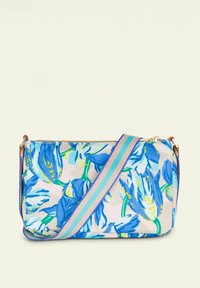 Blumen-Crossbody-Tasche mit hellem Hintergrund, der mit blauen und grünen Blumenmustern verziert ist, einem Reißverschluss und einem gestreiften, verstellbaren Tragegurt.