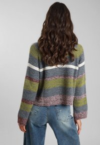 Maglione lavorato a maglia con un design corto, caratterizzato da righe orizzontali multicolori in grigio, verde, bianco e bordeaux. Tessuto testurizzato.