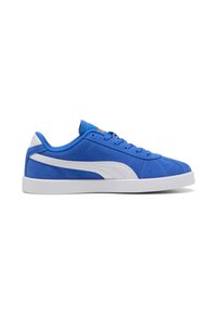 Sneaker in suede blu con una striscia bianca distintiva, chiusura con lacci e tomaia texture su una suola in gomma bianca.