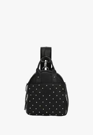 Bolso de nylon negro con doble asa y correa ajustable. Presenta adornos de tachuelas plateadas y doradas en la parte frontal. Bolsillo lateral con cremallera.