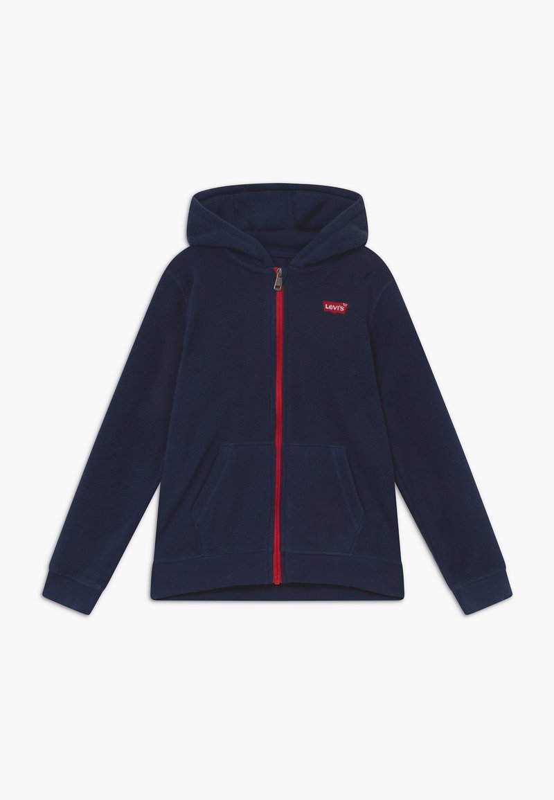 Marinblå fleece-hoodie med röd dragkedja och logotyp på bröstet. Har en huva och två framfickor, visad mot en vit bakgrund.