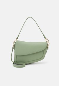 Sac en cuir texturé vert clair avec quincaillerie dorée et fermoir en forme de rabat courbé, présenté sur un fond blanc uni.