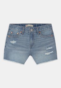 Ljusblå denimshorts med slitna detaljer, kopparfärgade knappar, fem fickor och fransig fåll. Märke på midjebandet synligt.