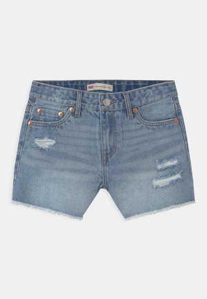 Pantalones cortos de mezclilla azul claro con detalles desgastados, botones de color cobre, cinco bolsillos y dobladillo deshilachado. Etiqueta visible en la cintura.