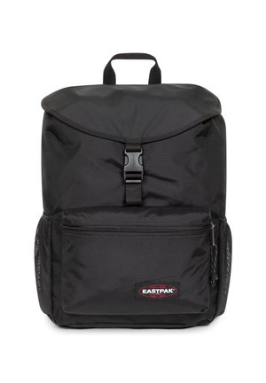 Schwarzer Eastpak-Rucksack mit vorderer Reißverschlusstasche, oberer Klappe, die mit einer Schnalle gesichert ist, seitlichen Netzfächern und einem Tragegriff.