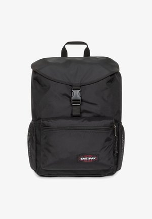 Zwarte Eastpak rugzak met voorvak met rits, bovenklep beveiligd met gesp, zijvakken van mesh en een draaghandvat.
