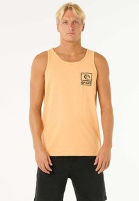 Ärmelloses Herren-Top aus Baumwolle in Orange mit einem quadratischen schwarzen Logodesign auf der linken Brust. Verfügt über einen Rundhalsausschnitt und einen lässigen Schnitt.