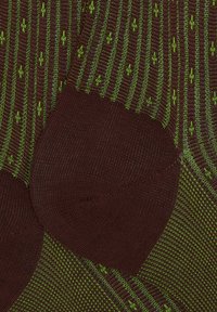 Calzini marroni con motivi a zigzag verdi e strisce. Presentano una tessitura strutturata e un tallone rinforzato. Finitura liscia con materiale elastico.