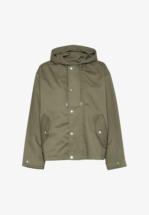 Veste à capuche vert olive avec fermeture à boutons-pression, poches latérales et coupe décontractée. Fabriquée en tissu léger, avec des détails de design minimaux.