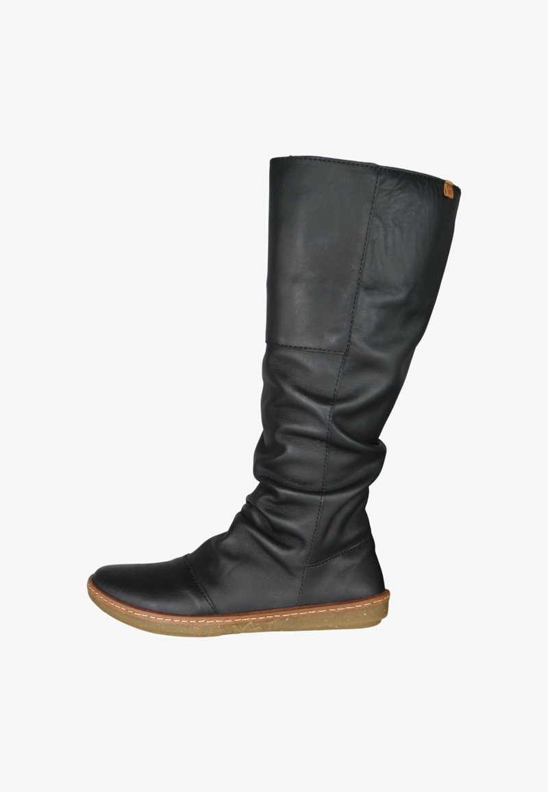 Bottes en cuir noir à hauteur de genou avec un design décontracté, bout rond et semelle en caoutchouc avec un contour marron contrastant.