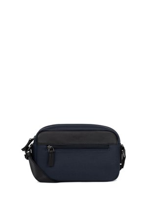 Borsa a tracolla rettangolare blu navy e nera con tasca frontale con cerniera e tracolla regolabile su sfondo bianco.