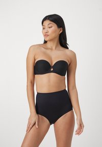 Zwart strapless bikini-top met een sleufdetail, gecombineerd met hooggesneden zwarte bikini-bodems, met een gladde textuur en een minimalistisch ontwerp.