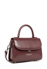 Borsa in pelle borgogna con un design strutturato, una patta frontale e un dettaglio logo in argento. Presenta una maniglia superiore e una tracolla regolabile.