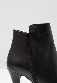 KIOMI Stövletter - black