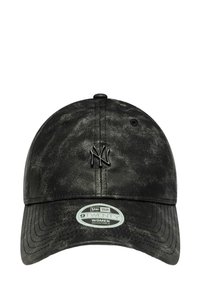 Gorra negra con un acabado suave y texturizado. Presenta un logo negro en relieve en la parte frontal, orificios de ventilación y un ala ligeramente curvada. Ajuste regulable.