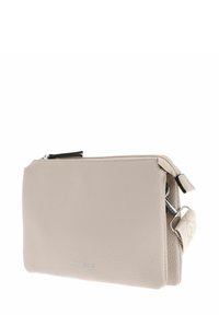 Pochette en cuir beige avec une finition texturée, fermeture zippée et bandoulière amovible. Caractéristiques en métal argenté et détail de logo.