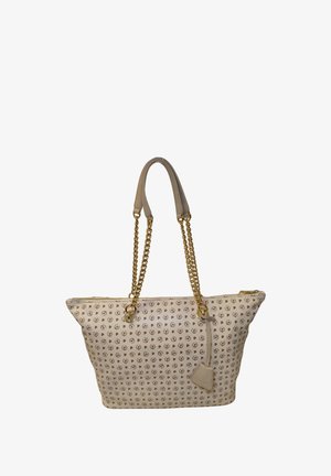 Borsa tote beige con manici a catena dorata, motivo a logo "P" ripetuto su tutta la superficie e una targhetta in pelle attaccata vicino alla chiusura con cerniera.