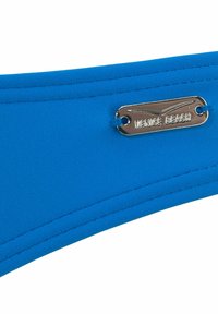 Blaues Stoffarmband mit einem silbernen Anhänger, auf dem "VENICE BEACH" eingraviert ist, gesichert mit einem blauen Fadenakzent.