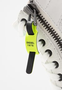 Diesel S-DVELOWS MID - Kõrge servaga tossud - star white