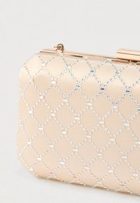 Beige satijnen clutch tas versierd met iriserende strass-steentjes in een diamantpatroon en een gouden metalen sluiting.